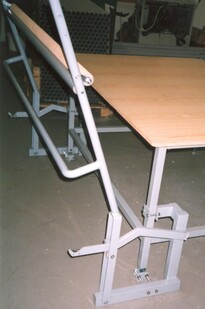 Zvedací zařízení pro role textilního materiálu